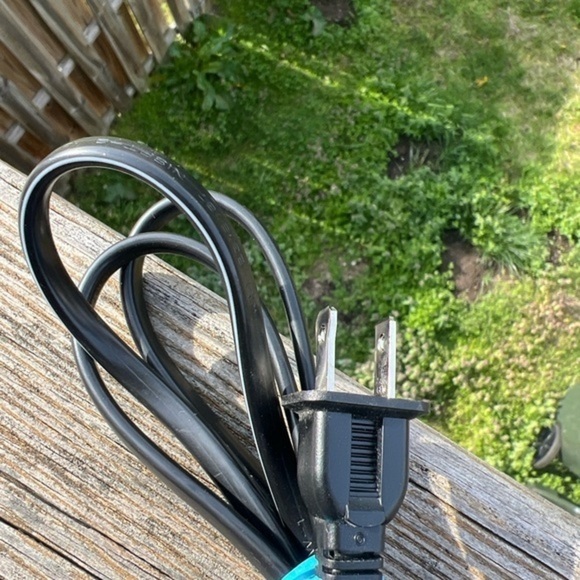 UNIELEC UC-225 7A 125V Power‎ 6ft Cord (S) - Picture 2 of 3